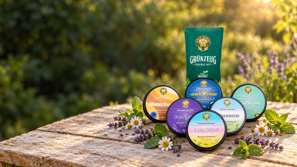 Hazy Herbs Kräutermischungen: Grünzeug und sechs Dosen auf einem Holztisch im Garten